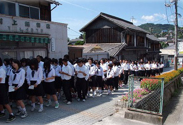 全校生徒が参加しました。坂道には1年生が並んでいます。
